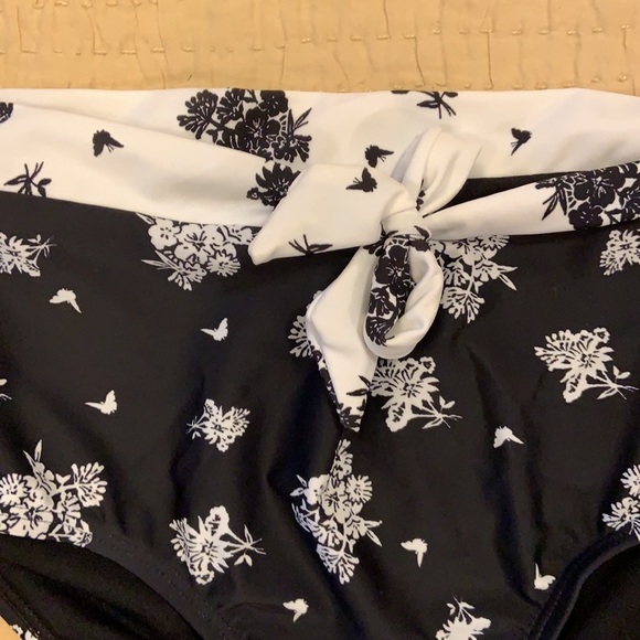 22. Black and White Bikini Bottom - Picture 2 of 9